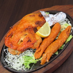 【本場の味を楽しめる◎】タンドール窯で焼き上げるタンドリーチキンは、香ばしくて美味しい！の写真