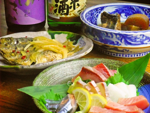 毎日仕入れる新鮮な魚と豊富な種類の日本酒を楽しめる店。くつろぎの空間が広がる。