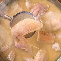 「水炊き鶏がらだし」煮込むこと約10時間！秘伝のスープ