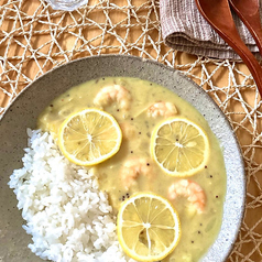 海老レモンカレー（海老カレーにレモンの酸味と爽やかさ）