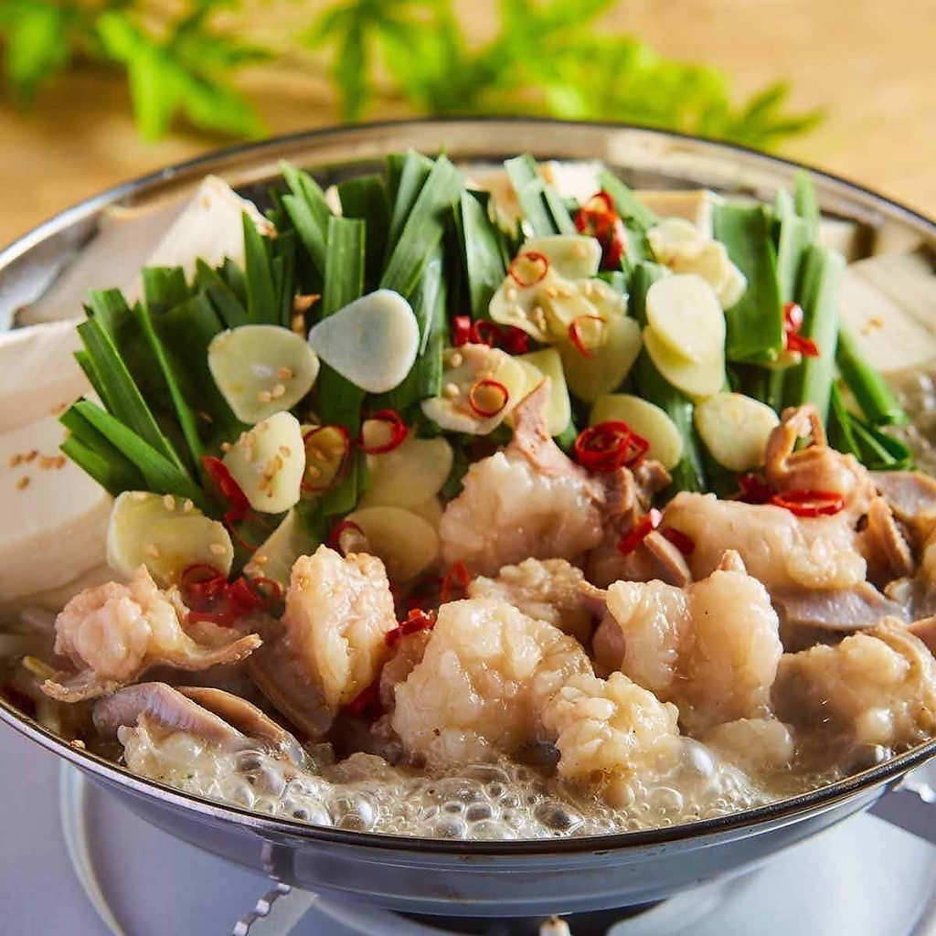 博多名物のもつ鍋。ぷりぷり食感に、噛めば噛むほど口に広がる旨味が堪らない逸品。