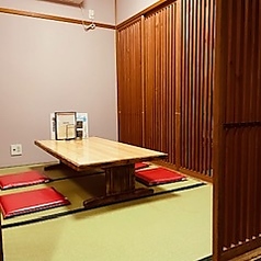 女子会や宴会にぴったりな座敷6名席を4つご用意しております。当店は、リラックスした雰囲気の中で、仲間と共に美味しい料理を楽しみながら、心温まるひとときを提供します。