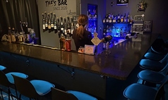 L型カウンター席は、お互いの距離が近くなるため、自然と会話が弾みやすく、心の距離も縮まります。