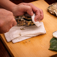 新鮮朝一仕入れの牡蠣を一つずつ丁寧に下処理してます。