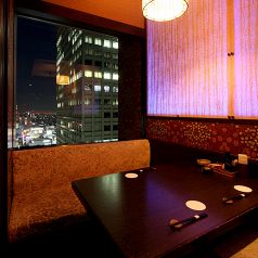 新宿の夜景を望むVIPテーブル個室。