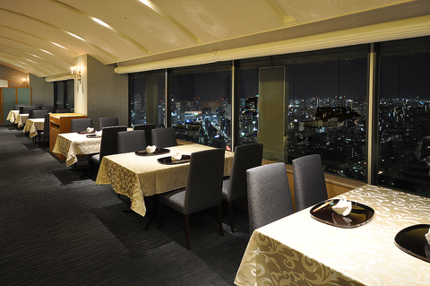 神戸の街が一望できるクラウンプラザ34階にあるなだ万。絶景と共に、最高のお料理を。