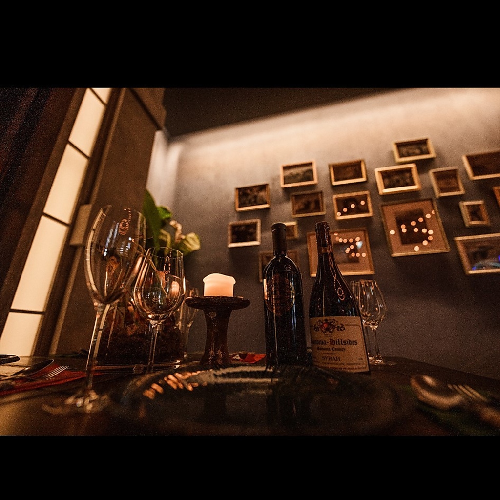 栄駅徒歩5分の好立地　アンティーク家具とジューシーなステーキが魅力