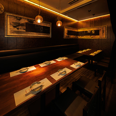 落ち着いた照明とモダンなアートが演出する完全個室!木の温もりあるテーブルに、ゆったりとした席を配置し、心からくつろげるひとときをご提供!各種宴会にピッタリな上品でリラックスした雰囲気です!