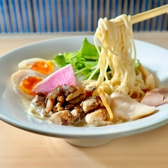 特製の鶏白湯と出汁を使ったラーメン