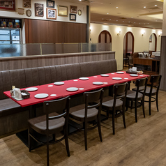 広々とした開放感あふれる空間に、ゆったりと配置されたテーブル席をご用意しております♪ご友人や同僚との気軽なランチから、大切な人とのディナーまで、様々なシーンでご利用いただけるお席です。