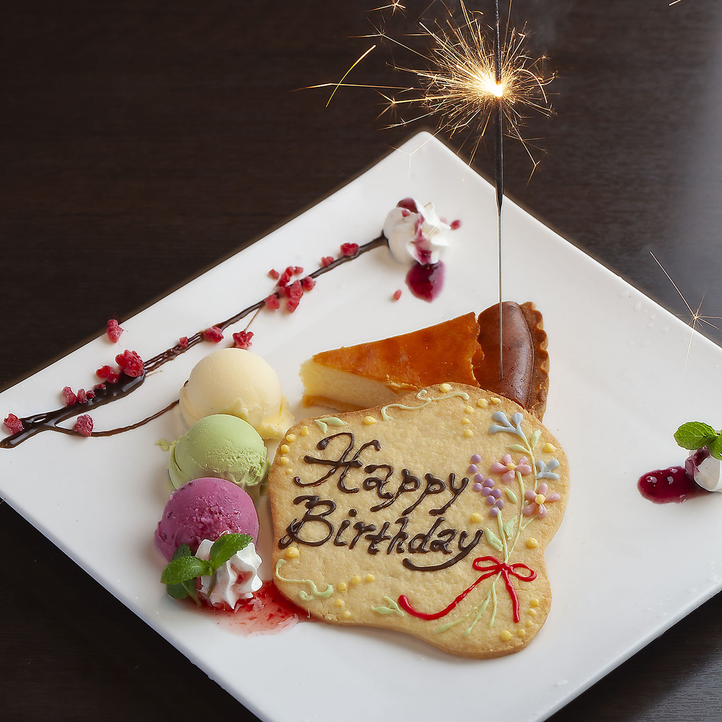 誕生日や記念日等の特別な日に最適なサプライズプレートをご用意。華やかなプレートで心からお祝い。