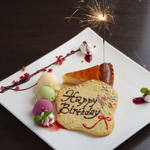 誕生日や記念日等の特別な日に最適なサプライズプレートをご用意。華やかなプレートで心からお祝い。