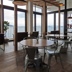 最大15名様までご利用いただけるテーブル席は、大人数での貸切利用やイベント後の会食などに最適です◎ 店内奥に位置し、プライベート感も保たれます。瀬戸内海の絶景と共に、特別なイベントや懇親会を華やかに演出。思い出に残る時間をお過ごしください♪