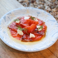 スモークサーモンのカルパッチョトリュフの香り