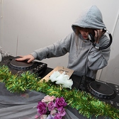 音楽イベントも可能な本格的なDJブース・DJ機器もご用意しております。さらに、ミニステージもございますので、余興演出などに最適です♪ 