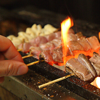 お店で串打ち、丁寧に炭火で焼き上げる！