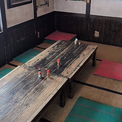 【結合可能 最大12名様まで】小上がりのお席は結合が可能で、最大12名様までのご利用にも対応しております。お座敷ならではのゆったりとした空間で、ご家族や仲間との食事会や各種ご宴会にもおすすめ。温かみのある木の雰囲気と落ち着いた照明の中で、お料理やお酒を楽しみながら、心地よい時間をお過ごしください。