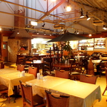 オープンキッチン＆ピザ窯が見えて臨場感たっぷりの店内