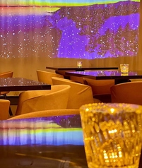 ゆったりしたソファでのしゃぶしゃぶ＆すき焼きをお楽しみください。