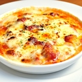 料理メニュー写真&nbsp;自家製ボロネーゼとモッツァレラチーズのパスタグラタン