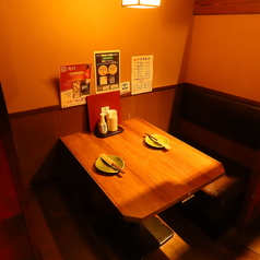 落ち着いた雰囲気の店内にはBOX席をご用意しております。周りのお席とは離れておりますので、個室でなくてもゆったりとご宴会をお楽しみいただけます。ぜひかまどかで素敵な宴会のひと時をお過ごしください♪予約受付中！