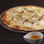 ピザ窯で焼き上げたこだわりのピザを各種ご用意しております。是非お好きなピザをお楽しみください。