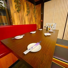 2階テーブル席。貸切パーティーや宴会など幅広いシーンに対応可能です。暖かみのある照明が優しく店内を包み込み、ゆったりとくつろげる落ち着いた雰囲気に。おしゃれなインテリアと心地よい空間で、特別なひとときをお過ごしください。