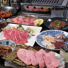 秘伝のタレをしっかり揉み込んだお肉を炭火で!