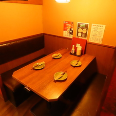 合コンや女子会、接待におすすめのテーブル個室をご用意しております。ダウンライトが大人の空間を演出致します。当店自慢のお食事をごゆっくりお楽しみいただける個室となっておりますので、ご希望のお客様はご予約がおすすめです♪