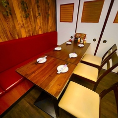 1階テーブル席＆座敷席。みんなで楽しく盛り上がれる開放的な空間をご用意。貸切のご予約も承っておりますので、ご利用の際はお早めにご連絡ください。落ち着いた空間を満喫できるのが魅力。オーナーのこだわりが詰まった店内は、日常を忘れ、心地よい時間を過ごすのに最適です。