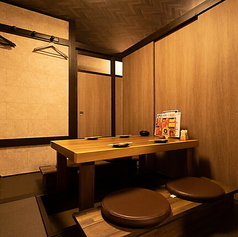 2名様から大人数まで対応可能な掘りごたつ席は、デートや友人との飲み会に最適◎周囲を気にせずリラックスできるため、ついつい長居したくなる心地よさが魅力です。