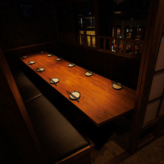 10名様個室。ほどよい広さで会話がしやすく、仲間との飲み会や会社の宴会、少し特別な食事会にもぴったり。ちょうどいい距離感で楽しめて、周りを気にせずゆったりと過ごせる、くつろぎの空間です。
