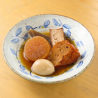 出汁の染みた名物おでん。ワインと一緒にいかがですか？