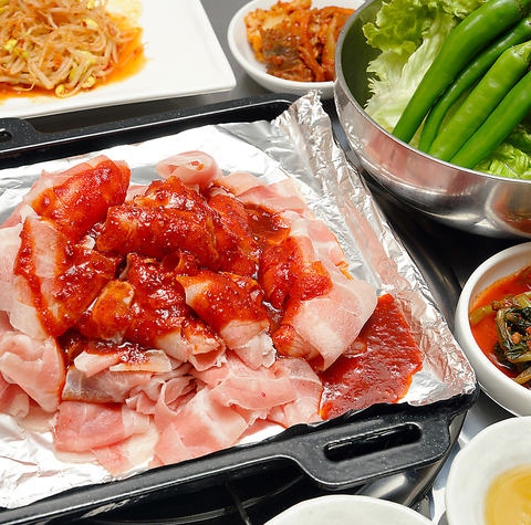 ◆日本で中々食べられない本格韓国料理を味わう　◆大久保駅南口から徒歩1分の好立地