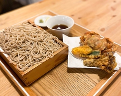 脱皮蟹の天ぷらと蕎麦