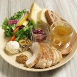 -チキンプレート- 　特製の鶏肉料理をお楽しみいただけるワンプレートです。