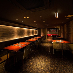 【テーブル席（2～6名様）】│高級感あふれる店内にある2～6名様までのテーブル席は、接待や会食、デート、ご友人やご家族とのお食事など幅広いシーンでご利用いただけます。また、20名様～フロア貸切も可能となっておりますので、お気軽にお問い合わせください。