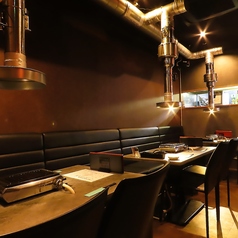 【6名様がけテーブル席】落ち着いた雰囲気のキレイなお店は、女子にも大好評☆6人席もあり焼肉合コンにもオススメです！