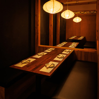 木の温もりに包まれみんなで囲む扉付き個室！