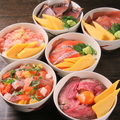 料理メニュー写真&nbsp;本厚木の個室居酒屋に３月導入！マグロやサーモンなど人気ネタ勢揃いのお手頃サイズな絶品ミニ海鮮丼各種！