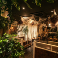 店内の装飾やグリーンを間近に感じられる、テラスのような爽やかなエリアです。季節の花々に囲まれた空間は、まるでイングリッシュガーデンでお茶を楽しんでいるかのような気分に。フォトジェニックな写真撮影にも最適で、感度の高いお客様から「日常を忘れる癒やしの空間」として支持されています。