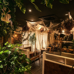 店内の装飾やグリーンを間近に感じられる、テラスのような爽やかなエリアです。季節の花々に囲まれた空間は、まるでイングリッシュガーデンでお茶を楽しんでいるかのような気分に。フォトジェニックな写真撮影にも最適で、感度の高いお客様から「日常を忘れる癒やしの空間」として支持されています。