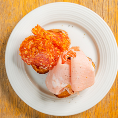 サラミとモルタデラのクロスティーニ/オイルサーディンと赤玉葱のクロスティーニ