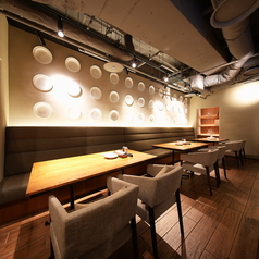 座り心地の良い椅子のテーブル席をご用意しています。洗練された温かい照明にこだわり、訪れるすべての方に心地よい空間を提供いたします。おしゃれなインテリアは、どの角度から見ても写真映えします♪友人との楽しい会話や、大切な人との時間を、ぜひ当店でお楽しみください。デートや女子会にもおすすめです★