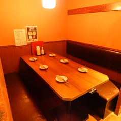 和庭園を思わせるような店内空間がかまどかの自慢のひとつ！掘りごたつ個室、テーブル個室、カウンター席と多種多様なお席をご用意しております。中には人気の高いお席もございますので、ご宴会の予定がお決まりになりましたら、お早めのご予約がおすすめです♪