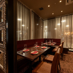 10名～20名様でご利用いただける完全個室は、プライベート感を大切にした特別空間。会社の会食や家族のお祝い事、仲間内での宴会など、周りを気にせずゆったりとお過ごしいただけます。広々とした空間に落ち着いた雰囲気が漂い、大切なシーンをより華やかに演出。快適さと上質さを兼ね備えた人気のお部屋です。