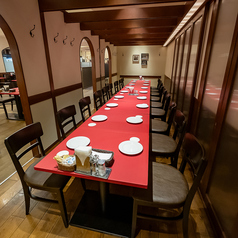 ご利用人数に合わせてテーブルを自由に組み合わせることが可能です♪少人数から大人数のグループまで、お客様のニーズに合わせて最適な席をご案内します。女子会やご家族でのお食事など、気兼ねなく楽しいひとときをお過ごしください★