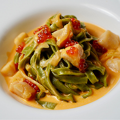 ホタテとイクラのアメリケーヌ(麺:ほうれん草のフェットチーネ)