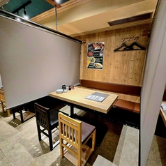 明るい雰囲気のテーブル席は最大18名様まで。4名掛けのテーブルが4卓あり、つなげることも、離すことも可能。会社宴会、打ち上げなどのシーンにおすすめ。８名・１２名・１６名でのご利用も可能です！！