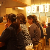 ≪カウンター席≫活気あふれる店内の中心！目の前で美味しく焼き上げる自慢の串を堪能